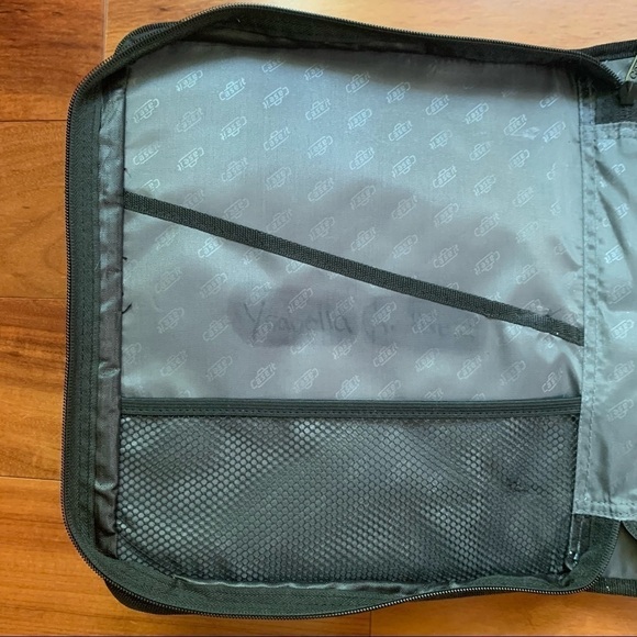 Case-it Z Shape Zipper Binder, 1.5 Inch D-Ring w Multiple Pockets - Picture 3 of 12